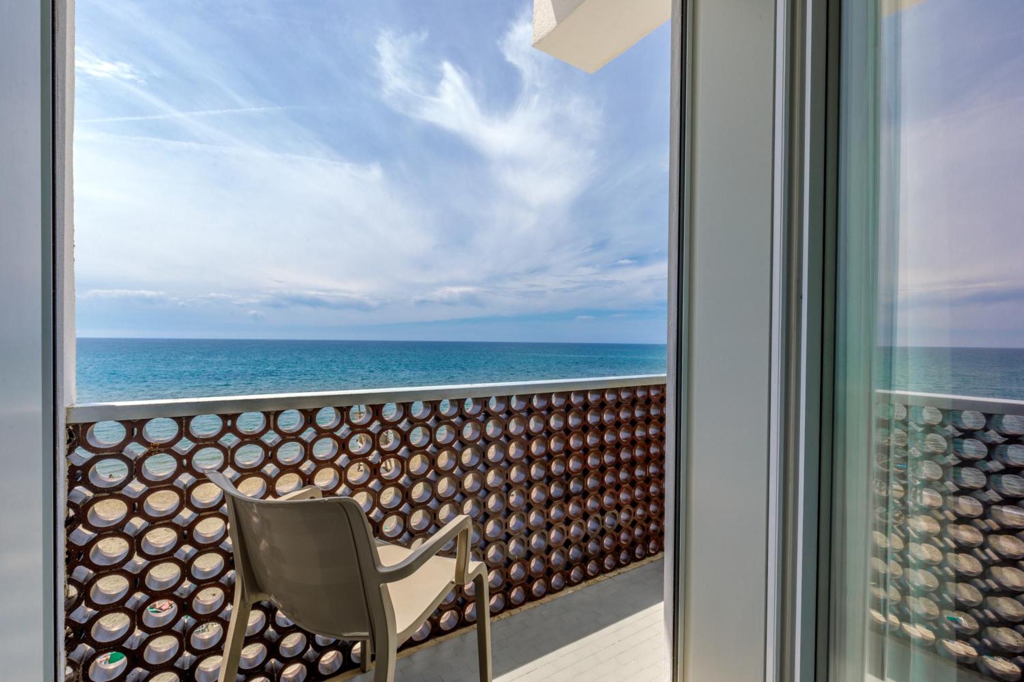 Hotel Tirreno Λατίνα Εξωτερικό φωτογραφία