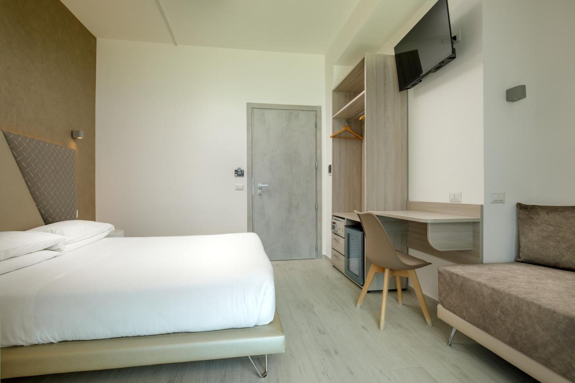 Hotel Tirreno Λατίνα Εξωτερικό φωτογραφία