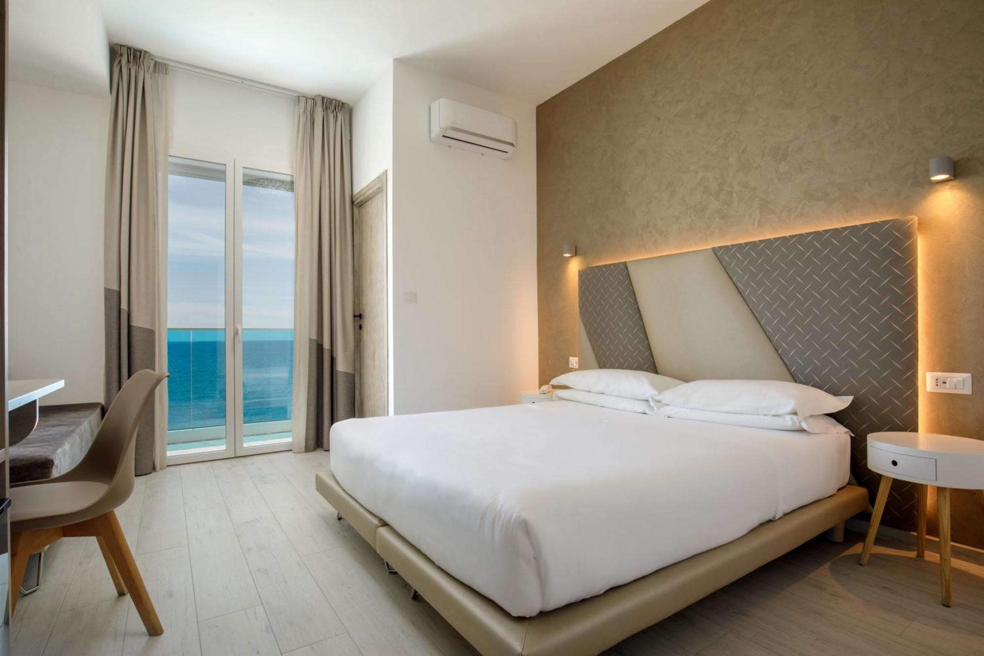 Hotel Tirreno Λατίνα Εξωτερικό φωτογραφία